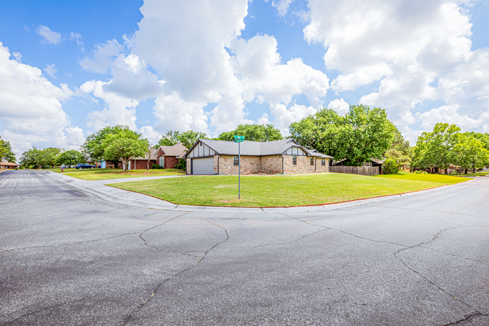 0W6A7823 4134 W. 18th(3Bed-2Bath-2Car) $1500 Month