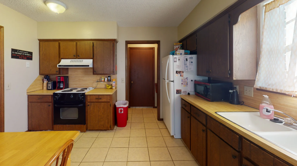Screenshot 2026-05-19 100103 912 E. Moore 3Bed-1.5Bath-2Car $1100 JULY