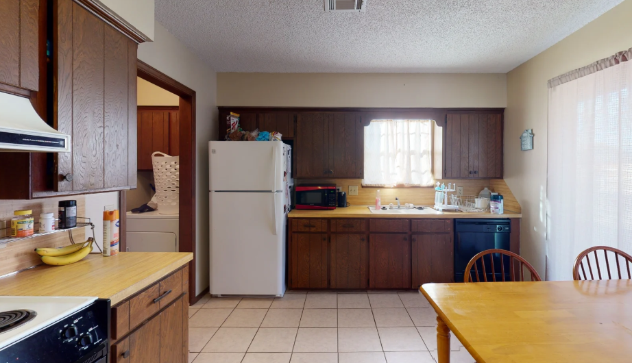 Screenshot 2026-05-19 100118 912 E. Moore 3Bed-1.5Bath-2Car $1100 JULY